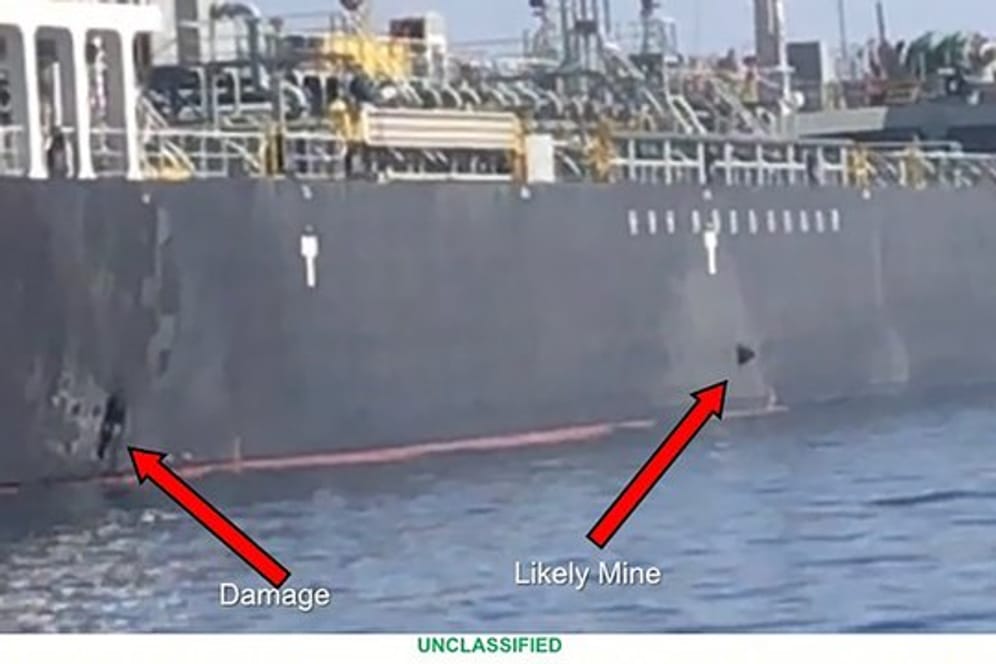Mit roten Pfeilen sind Stellen am Rumpf des Schiffes "Kokuka Courageous" markiert, an der es zum einen zu einer Explosion kam und an der zum anderen eine angebliche Mine befestigt war.