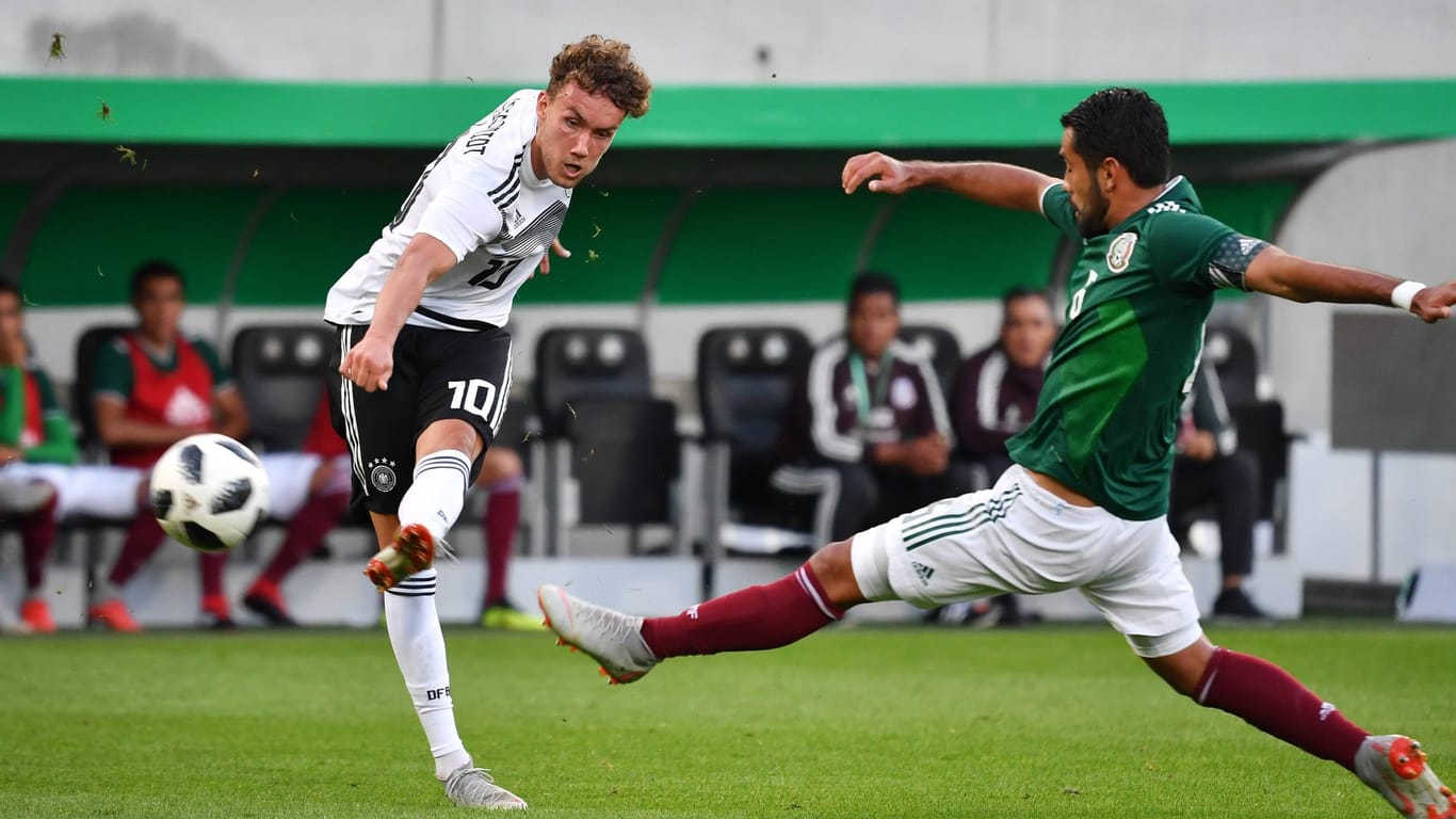 Luca Waldschmidt (l.) in Aktion: Das DFB-Talent erzielte in zehn U21-Länderspielen bisher drei Treffer.