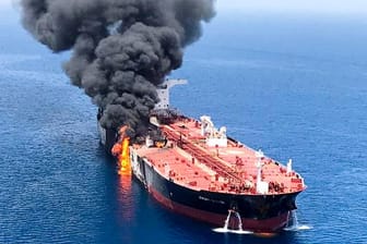 Brennender Tanker am Golf von Hormus: Die USA haben mittlerweile ein Video veröffentlicht, das den mutmaßlichen Angriff zeigen soll