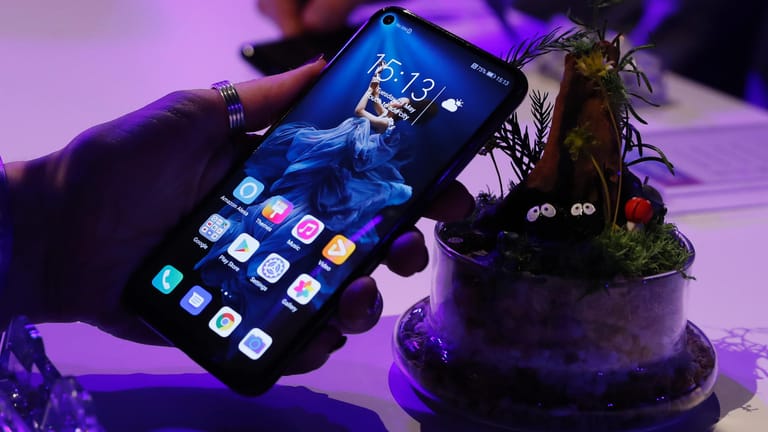 Jemand testet ein neues Smartphone von Huawei (Symbolbild): Der Konzern will Android durch ein eigenes Betriebssystem ersetzen.