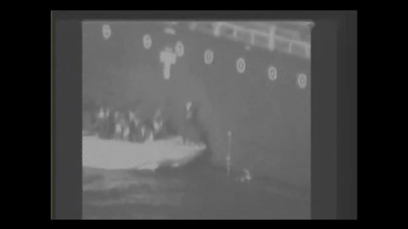 Das vom US Central Command Centcom herausgegebene Video zeigt angeblich ein Schnellboot der iranischen Revolutionsgarden längsseits am Tanker "Kokuka Courageous" im Golf von Oman. (Standbild)