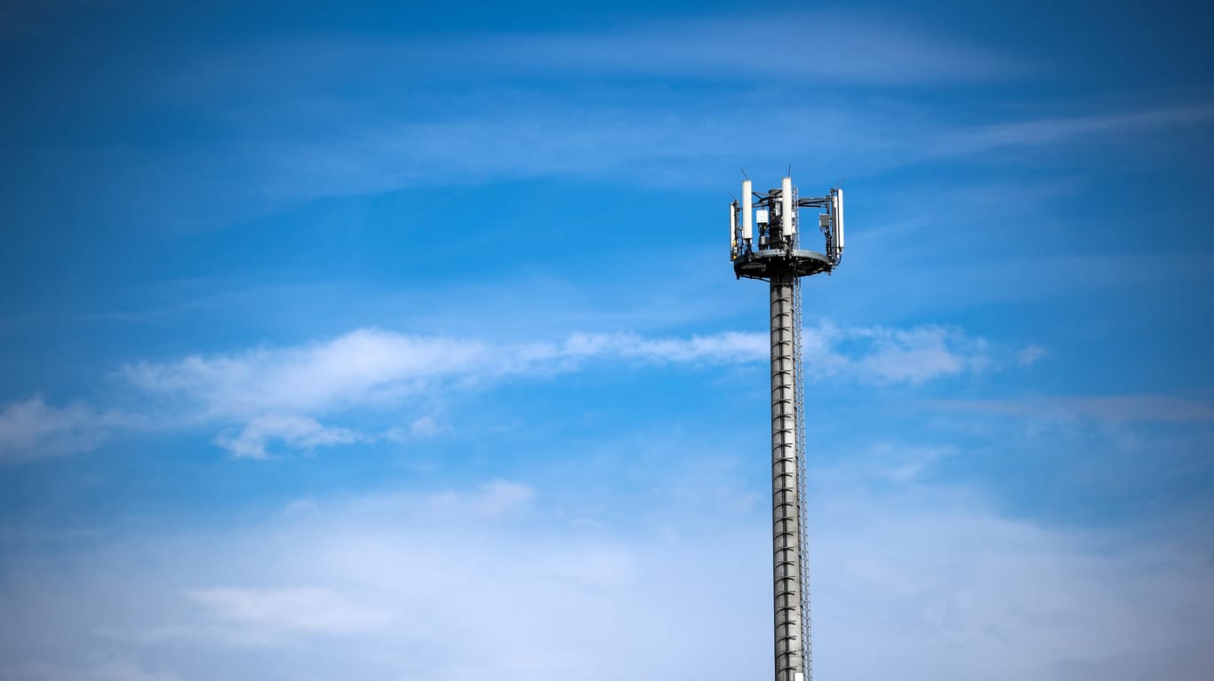 Ein Mast mit verschiedenen Antennen von Mobilfunkanbietern: Die Spitzen der Koalitionsfraktionen haben sich auf wesentliche Schritte zur Verbesserung der Mobilfunkversorgung in Deutschland geeinigt.