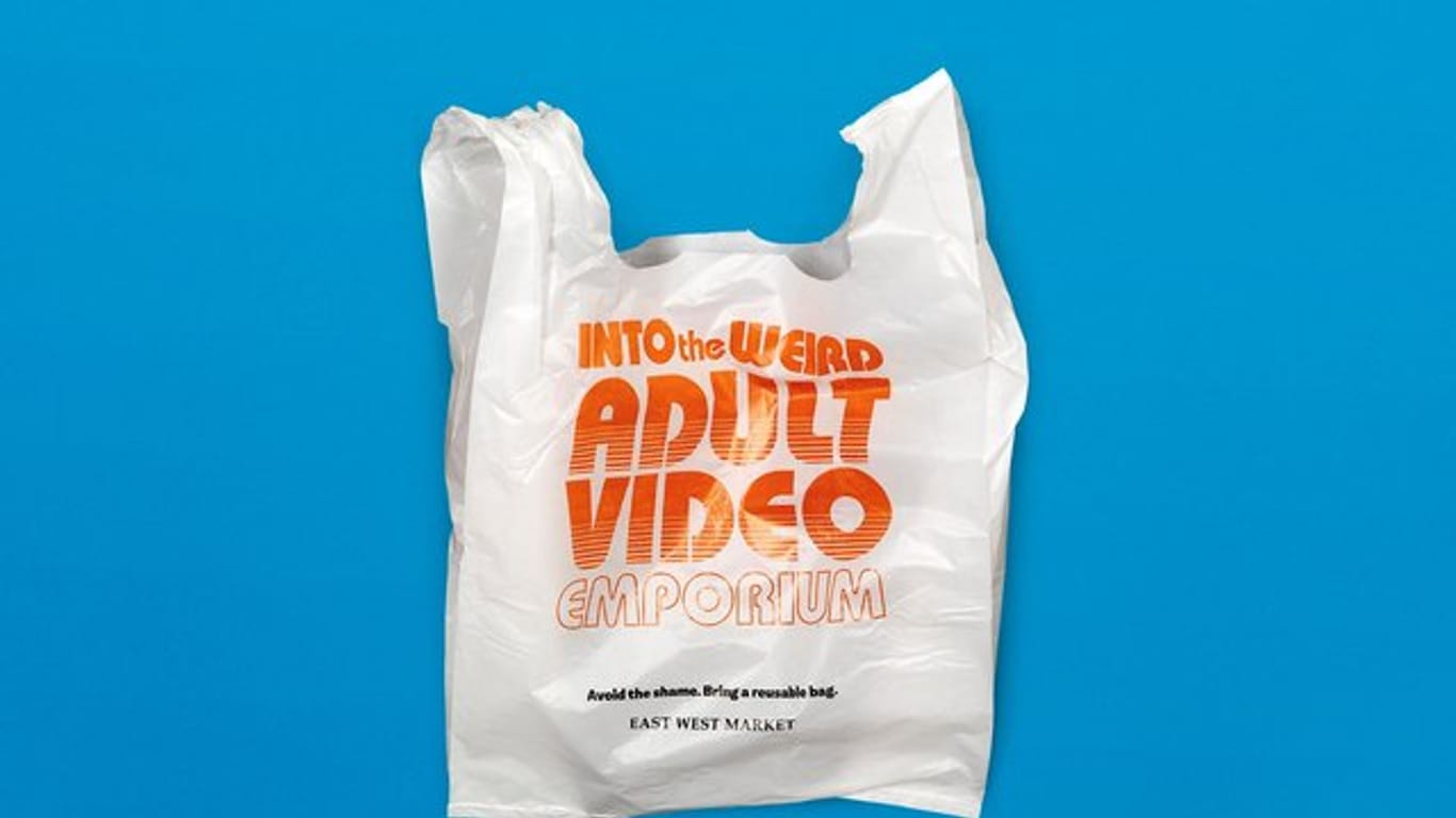 Diese Aufschrift einer Plastiktüte des Supermarktes "East West Market" deutet auf eine fiktive Pornovideothek hin.