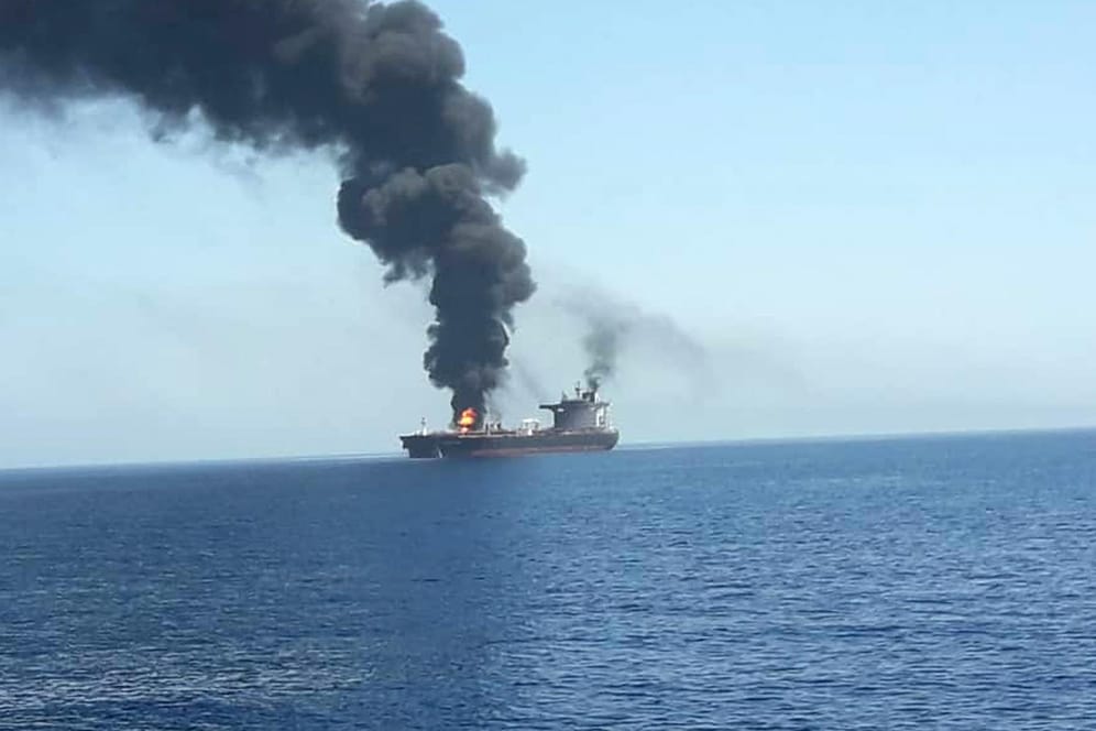 Zwischenfall im Golf von Oman: Ein vom Rundfunk der Islamischen Republik Iran (IRIB News) zur Verfügung gestelltes Foto zeigt, wie nach einem Zwischenfall Rauch aus dem Öltanker "Front Altair" aufsteigt.