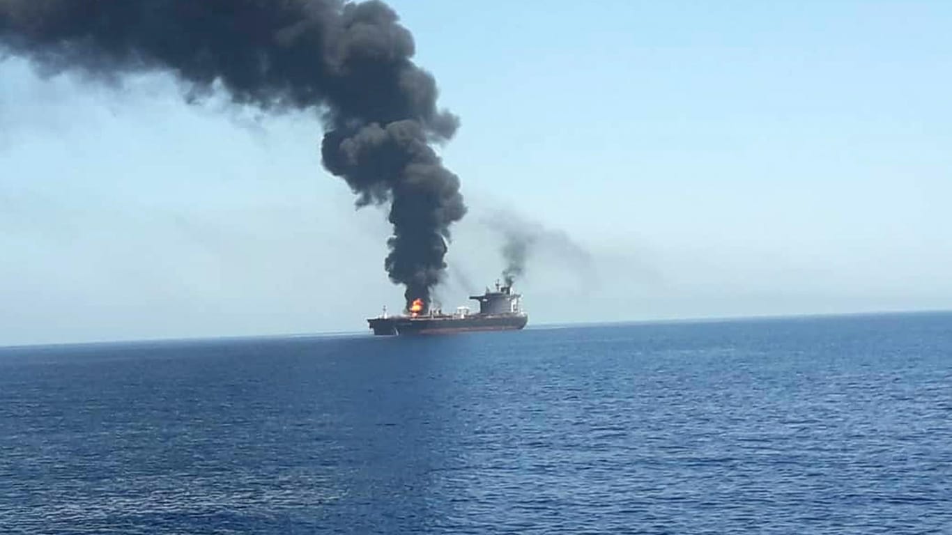 Zwischenfall im Golf von Oman: Ein vom Rundfunk der Islamischen Republik Iran (IRIB News) zur Verfügung gestelltes Foto zeigt, wie nach einem Zwischenfall Rauch aus dem Öltanker "Front Altair" aufsteigt.
