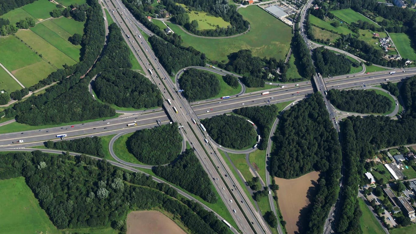 Autobahnkreuz Hilden mit Autobahn A3 und A46: Wegen Abrissarbeiten wird die A46 am Wochenende komplett gesperrt. (Symbolbild)