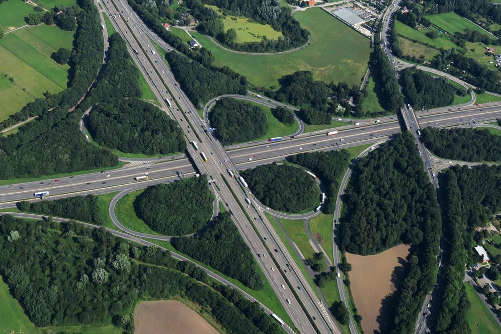 Autobahnkreuz Hilden mit Autobahn A3 und A46: Wegen Abrissarbeiten wird die A46 am Wochenende komplett gesperrt. (Symbolbild)