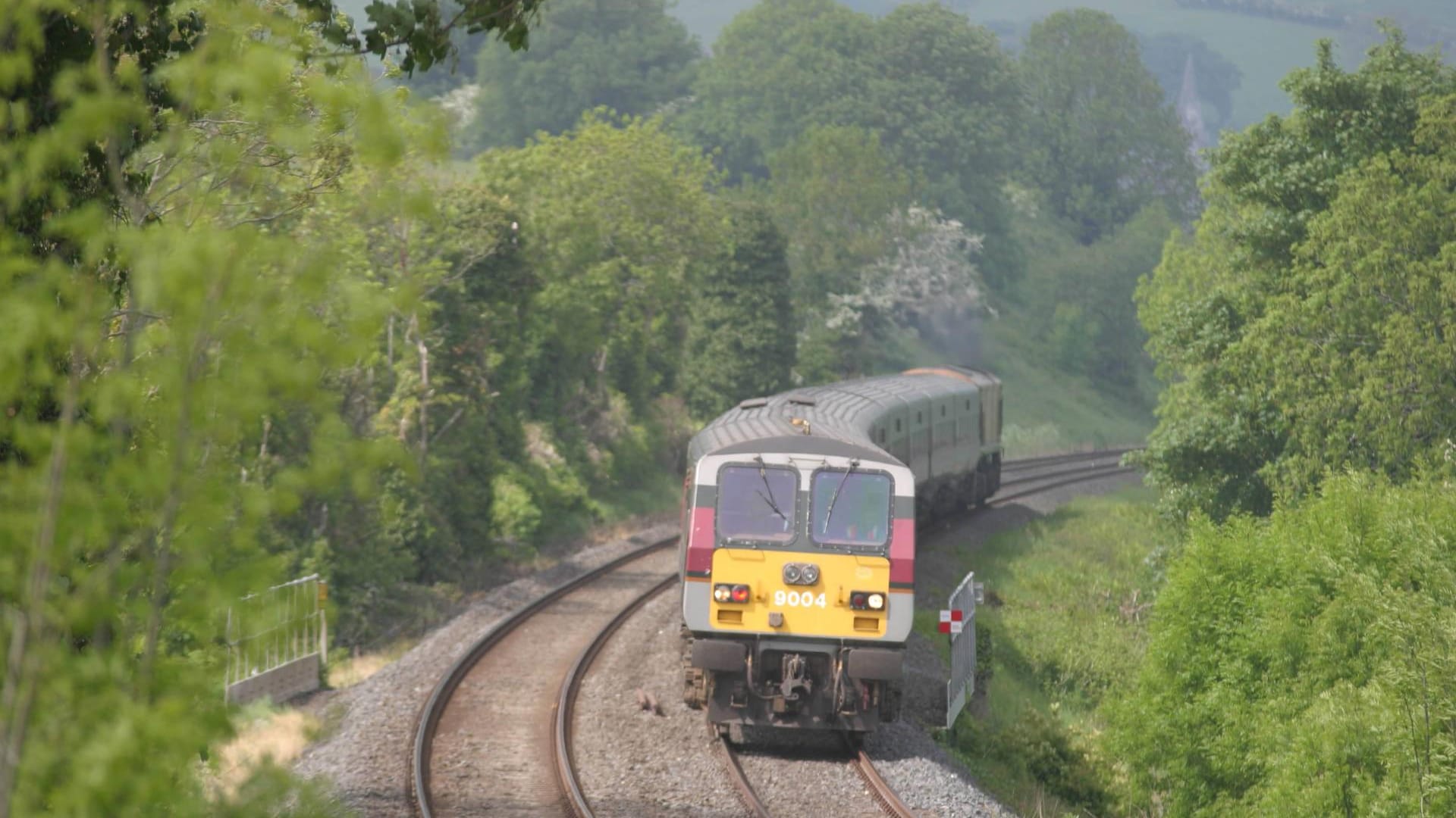 Ein Zug auf dem Weg nach Dublin: In Irland darf ein Mädchen 25 Jahre lang kostenlos Bahn fahren – weil es an Bord geboren wurde. (Archivbild)