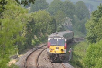 Ein Zug auf dem Weg nach Dublin: In Irland darf ein Mädchen 25 Jahre lang kostenlos Bahn fahren – weil es an Bord geboren wurde. (Archivbild)