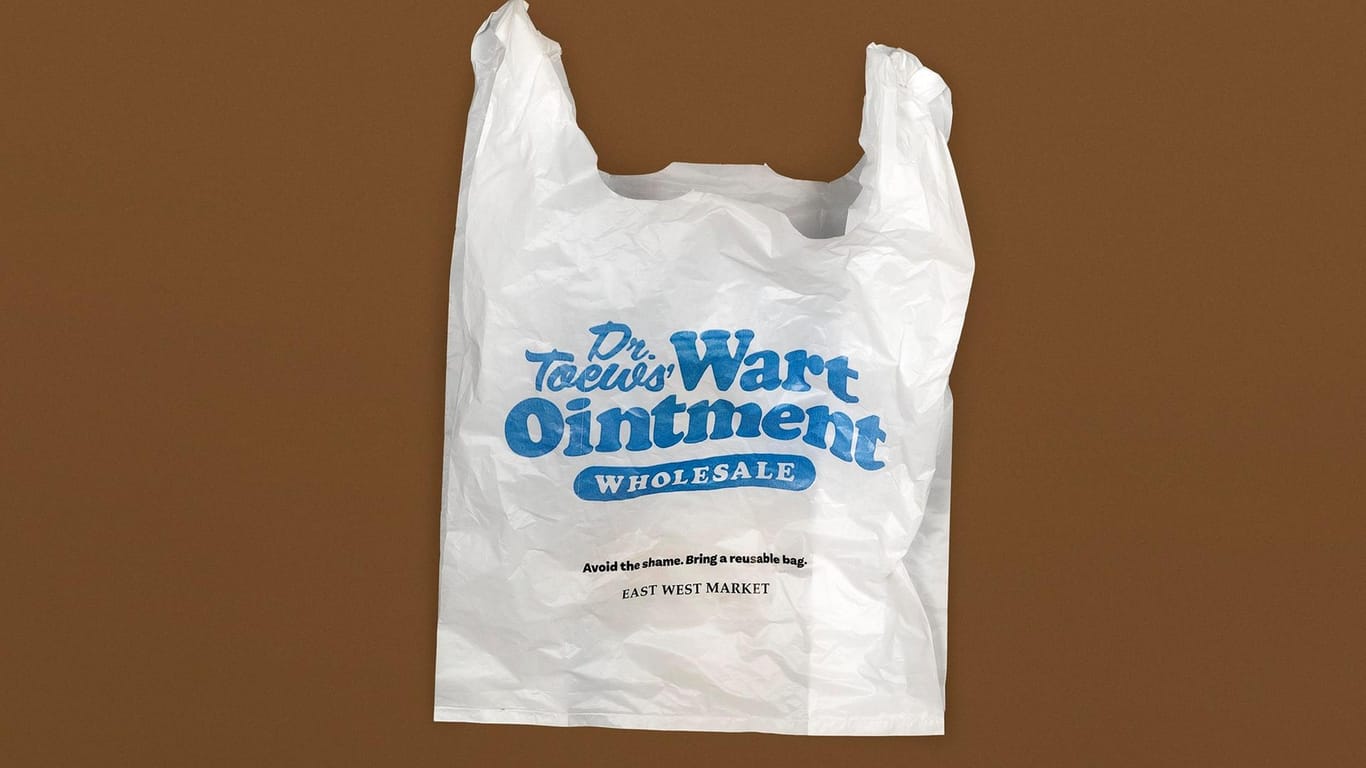 Plastiktüte mit peinlicher Aufschrift: Die Aktion sorgte für Wirbel und weltweite Schlagzeilen.