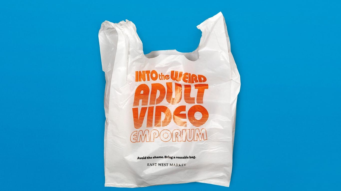 Plastiktüte mit peinlicher Aufschrift: Unter der vermeintlichen Werbung für einen Pornoladen steht in kleiner Schrift "Verhindere die Peinlichkeit. Bring eine wiederverwendbare Tasche mit."