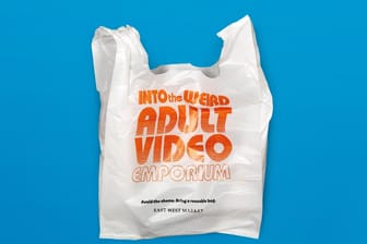 Plastiktüte mit peinlicher Aufschrift: Unter der vermeintlichen Werbung für einen Pornoladen steht in kleiner Schrift "Verhindere die Peinlichkeit. Bring eine wiederverwendbare Tasche mit."
