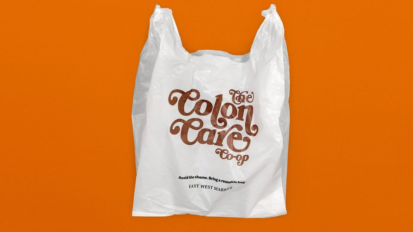 Plastiktüte mit peinlicher Aufschrift: Ein Laden in Kanada ruft seine Kunden auf, wiederverwendbare Taschen mitzubringen.