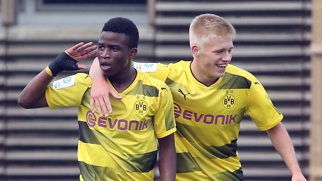 BVB-Youngster Youssoufa Moukoko (l) gilt als Wunderkind.