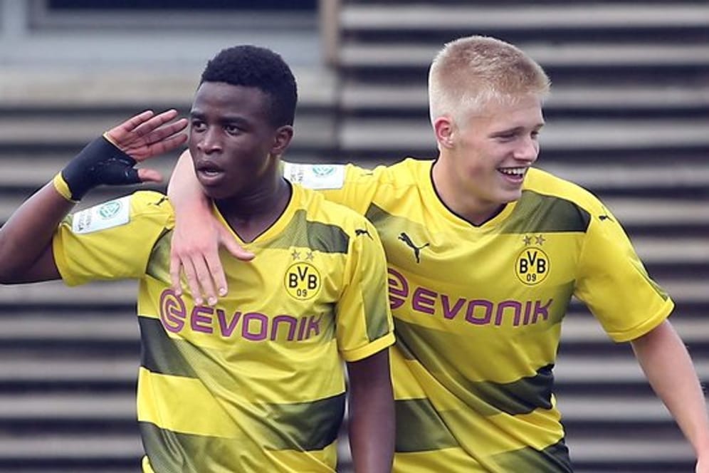 BVB-Youngster Youssoufa Moukoko (l) gilt als Wunderkind.