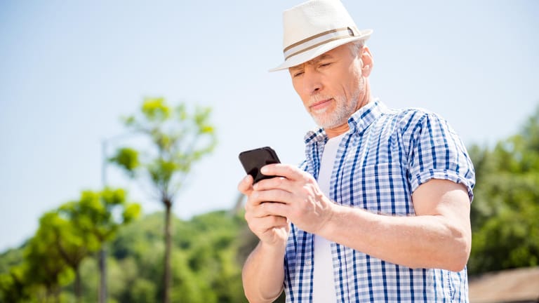 Ein Mann bedient sein Smartphone: Eine neue Studie zeigt, in welchen deutschen Städten 4G flächendeckend zur Verfügung steht.