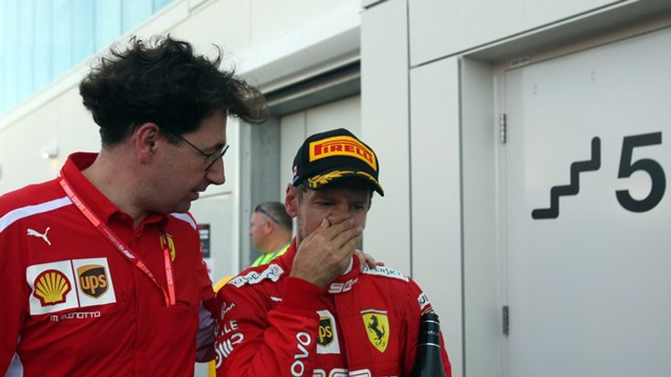 Ferrari-Teamchef Mattia Binotto (l) erwartet kein Motivationsloch bei Sebastian Vettel (r).