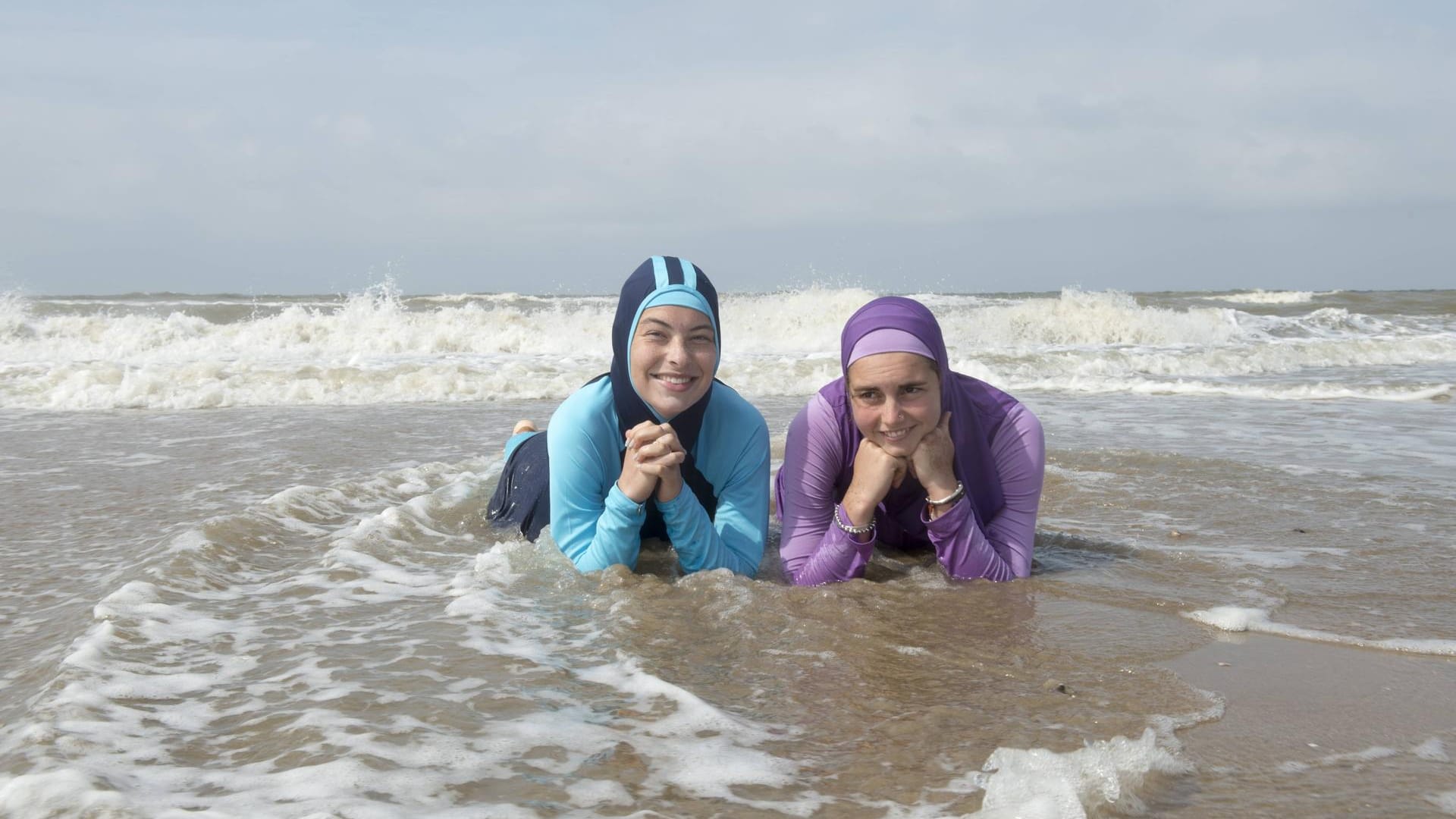 Zwei Frauen im Burkini: Die Stadt Koblenz hatte solche Badeanzüge aus den städtischen Bädern verbannt.