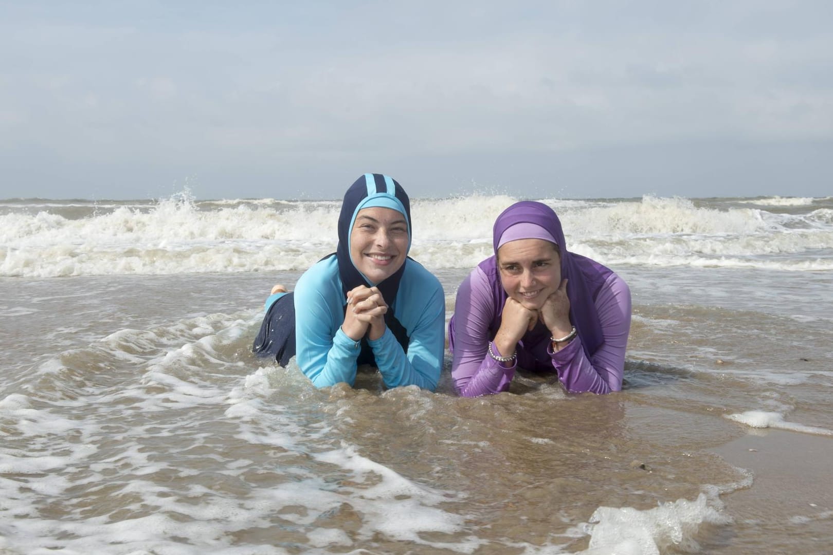 Zwei Frauen im Burkini: Die Stadt Koblenz hatte solche Badeanzüge aus den städtischen Bädern verbannt.