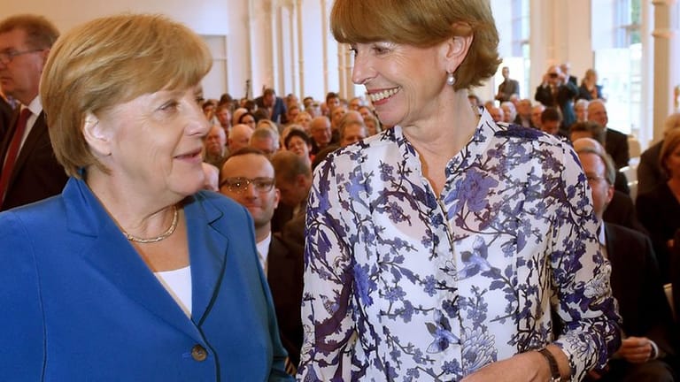 Bundeskanzlerin Angela Merkel (links) und Kölns Oberbürgermeisterin Henriette Reker (rechts): Heute ist Frau Merkel wieder zu Besuch in Köln.