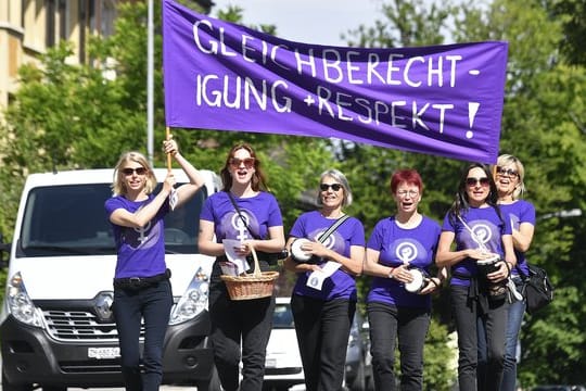 Tausende Frauen demonstrieren in der Schweiz für mehr Gleichberechtigung.