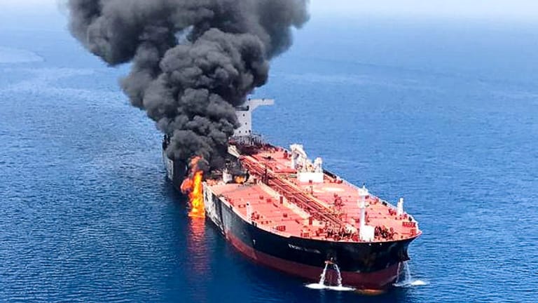 Einer der mutmaßlich angegriffenen Öltanker im Golf von Oman: Die USA beschuldigen den Iran, die Schiffe angegriffen zu haben. Der Iran weist den Vorwurf zurück.