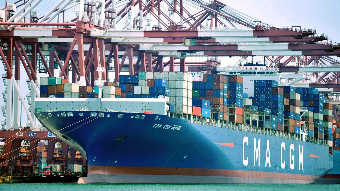 Containerschiff im Hafen von Qingdao: Der Handelskrieg mit den Vereinigten Staaten belastet die chinesische Wirtschaft