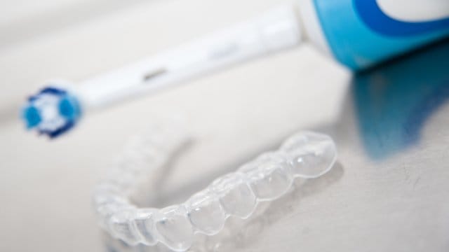 Nicht knirschen bitte: Bei Bruxismus können Ärzte Schutzmaßnahmen verordnen - darunter Schienen wie diese. Nicht knirschen bitte: Bei Bruxismus können Ärzte Schutzmaßnahmen verordnen - darunter Schienen wie diese.