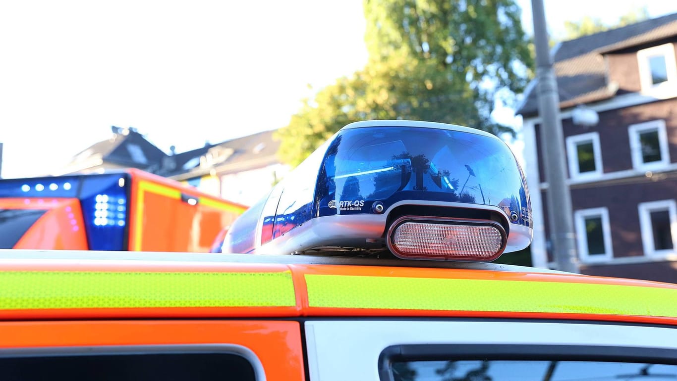 Rettungswagen im Einsatz: Ein Mann ist in NRW bei einem Unfall ums Leben gekommen. (Symbolbild)