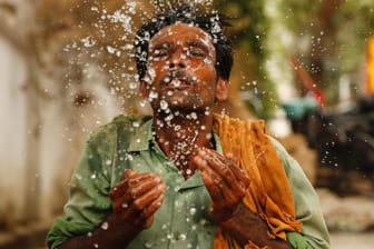 Ein indischer Arbeiter spritzt sich Wasser ins Gesicht: Seit Tagen ist es in Indien und Pakistan deutlich heißer als 40 Grad Celsius.