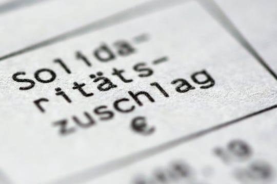 Union und SPD haben im Koalitionsvertrag verabredet, dass 90 Prozent der Soli-Zahler den Zuschlag ab 2021 nicht mehr zahlen müssen.