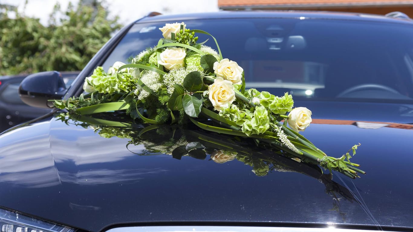 Hochzeitsauto mit Blumenschmuck: In Bochum nahmen 20 Fahrzeuge an einem Autokorso teil. (Symbolbild)
