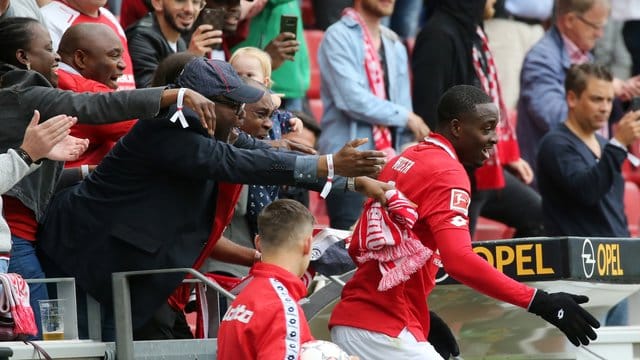 Jean-Philippe Mateta (r) hat seinen Vertrag bei Mainz o5 verlängert.