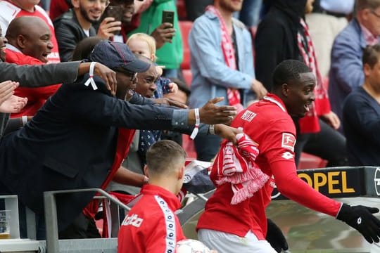 Jean-Philippe Mateta (r) hat seinen Vertrag bei Mainz o5 verlängert.