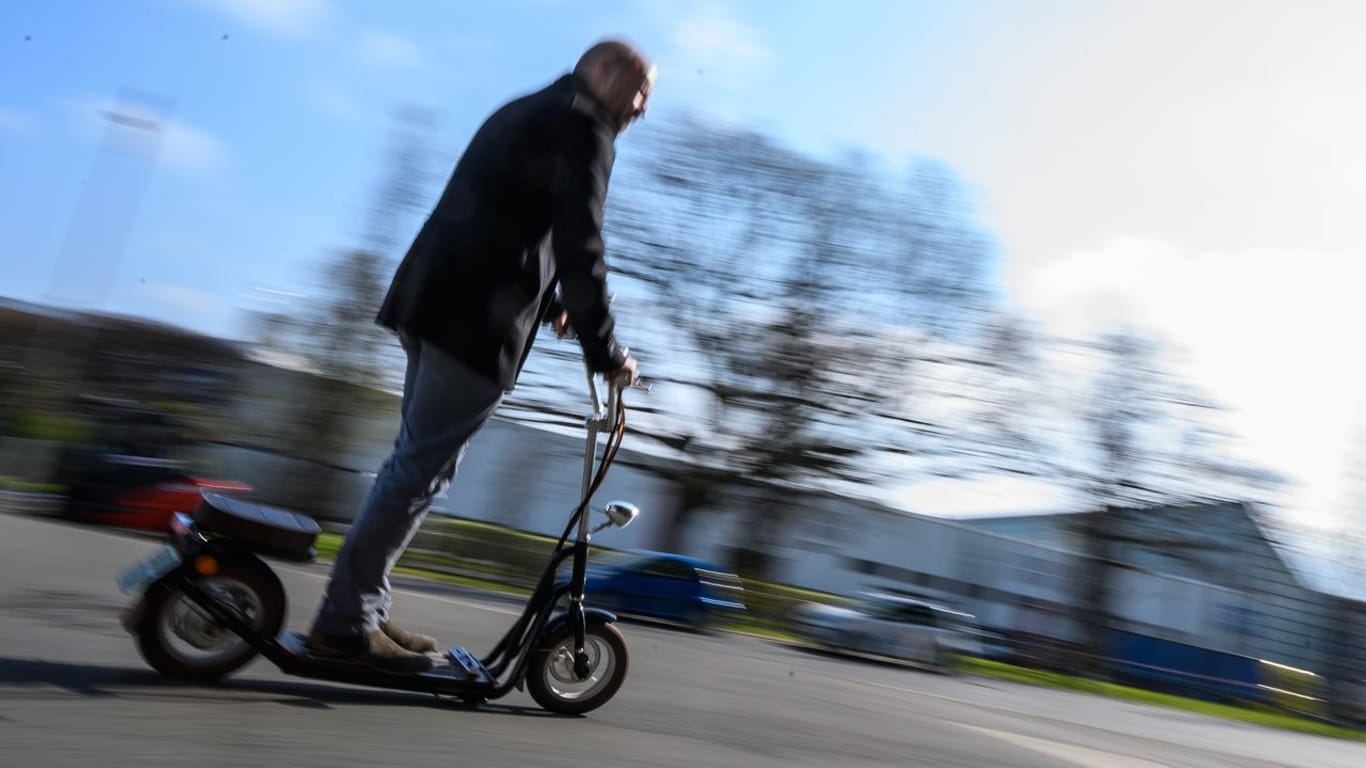 Ein Mann fährt einen E-Scooter (Symbolbild): Von nun an wird die Anschaffung dieser von den WSW bezuschusst.