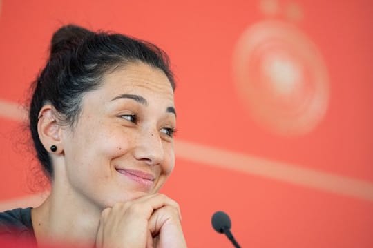 Innenverteidigerin Sara Doorsoun bei der Pressekonferenz.