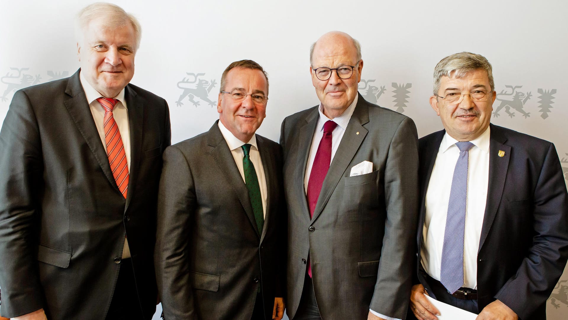 Horst Seehofer (CSU, l-r), Boris Pistorius (SPD), Hans-Joachim Grote (CDU), und Lorenz Caffier (CDU): Die Innenminister treffen sich zur Konferenz in Kiel.