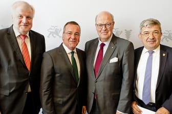 Horst Seehofer (CSU, l-r), Boris Pistorius (SPD), Hans-Joachim Grote (CDU), und Lorenz Caffier (CDU): Die Innenminister treffen sich zur Konferenz in Kiel.