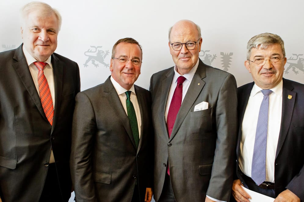 Horst Seehofer (CSU, l-r), Boris Pistorius (SPD), Hans-Joachim Grote (CDU), und Lorenz Caffier (CDU): Die Innenminister treffen sich zur Konferenz in Kiel.