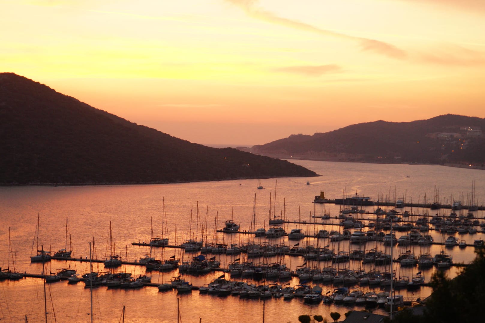 Abendstimmung an einem türkischen Hafen: Viele Deutsche machen gerne Urlaub an den Mittelmeerstränden der Türkei.