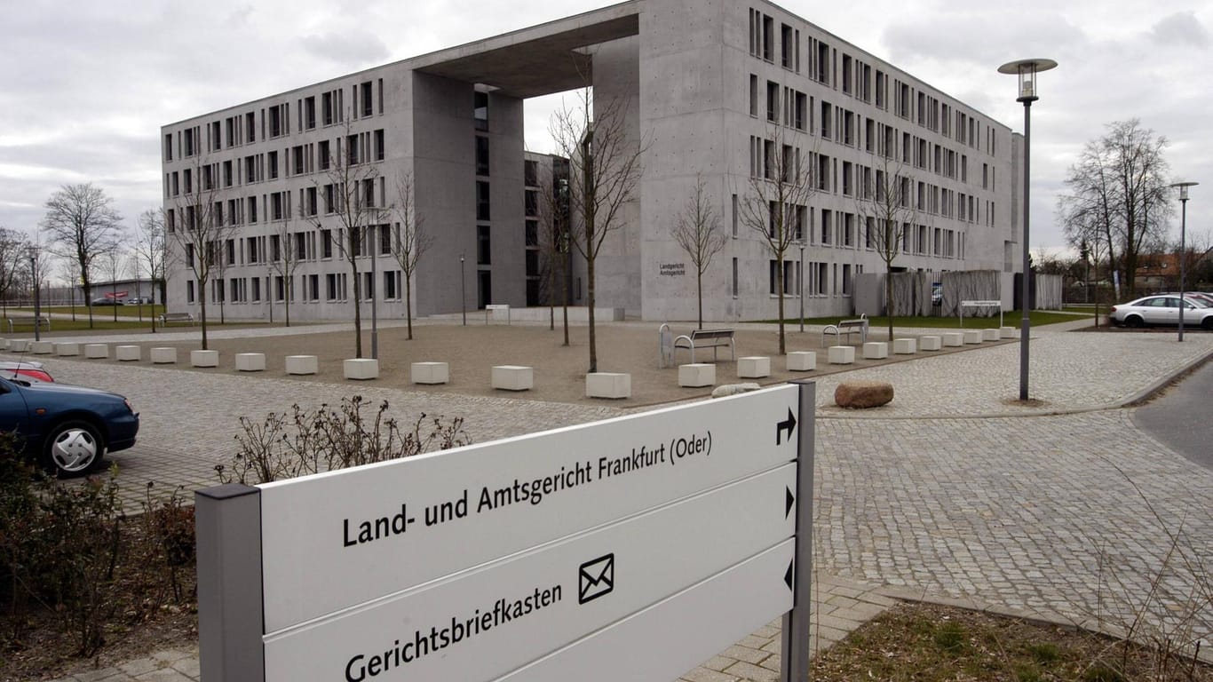 Das Amtsgericht in Frankfurt (Oder): Hier sitzen drei Frauen wegen versuchten Mordes auf der Anklagebank.