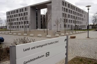 Das Amtsgericht in Frankfurt (Oder): Hier sitzen drei Frauen wegen versuchten Mordes auf der Anklagebank.