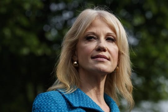 Kellyanne Conway, Beraterin von US-Präsident Trump, bleibt im Weißen Haus.