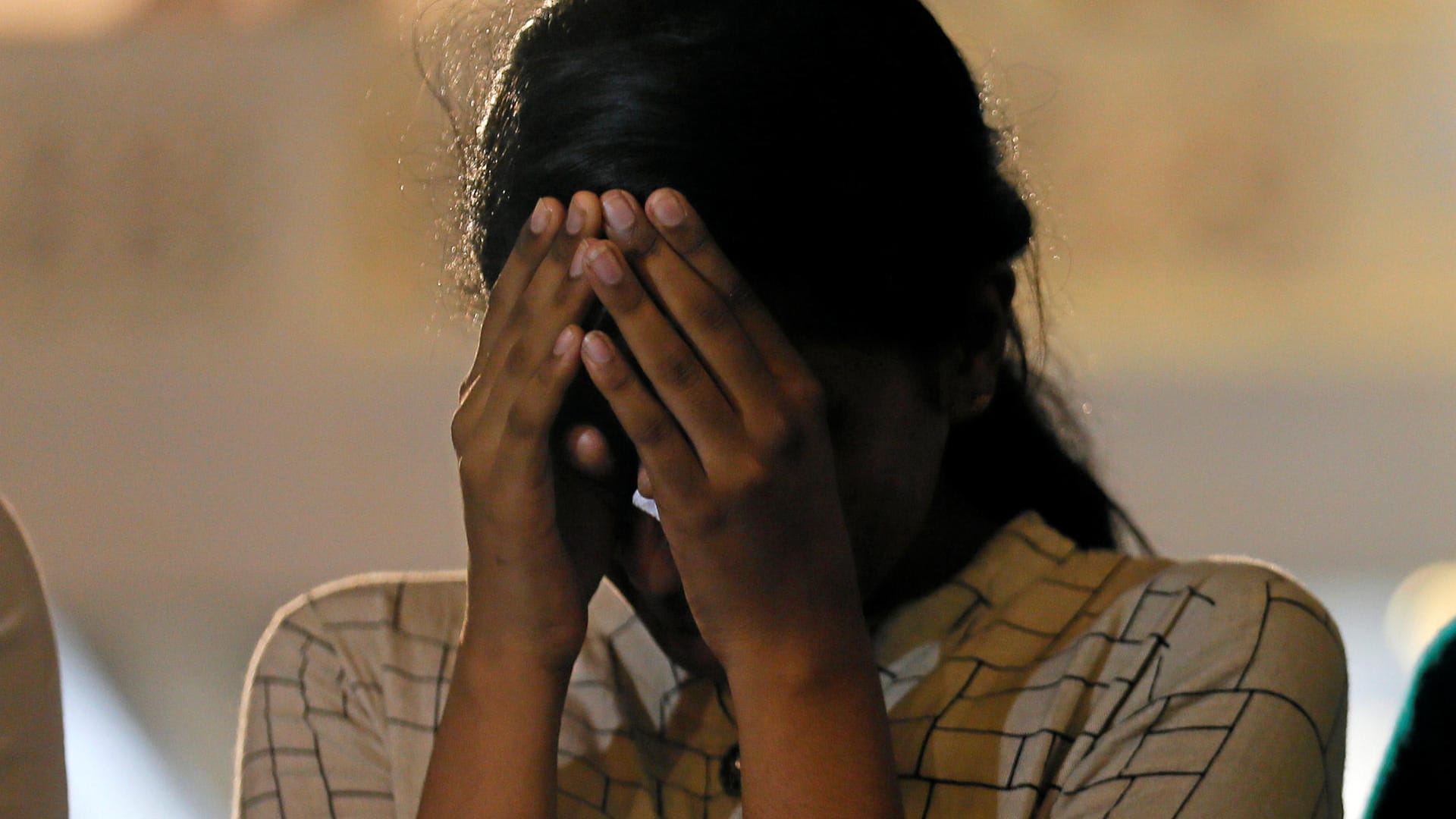 Eine Opfer-Angehörige betet: Mehr als 250 Menschen starben bei den Anschlägen in Sri Lanka. Eine Opfer-Angehörige betet: Mehr als 250 Menschen starben bei den Anschlägen in Sri Lanka.