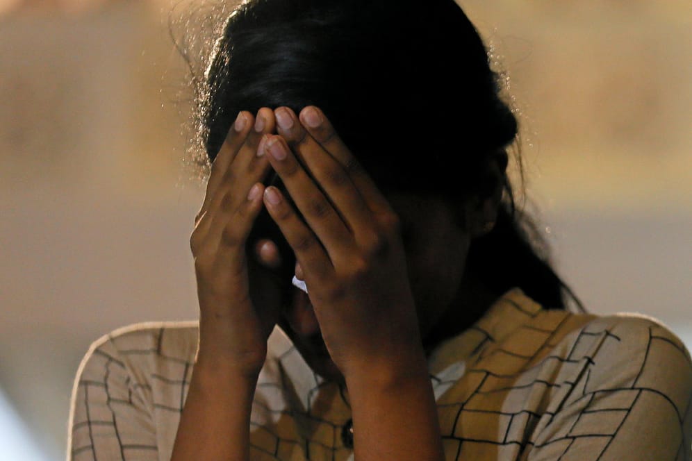 Eine Opfer-Angehörige betet: Mehr als 250 Menschen starben bei den Anschlägen in Sri Lanka.