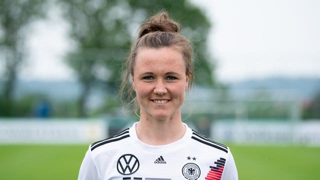 Marina Hegering spielt bei der WM während der knapp bemessenen Freizeit Gitarre. Marina Hegering spielt bei der WM während der knapp bemessenen Freizeit Gitarre.
