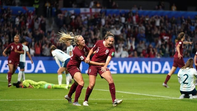 Jodie Taylor (r) feiert mit Teamkollegin Beth Mead ihr Tor.