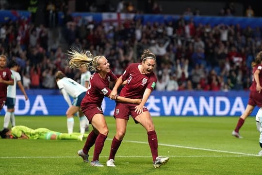 Jodie Taylor (r) feiert mit Teamkollegin Beth Mead ihr Tor.