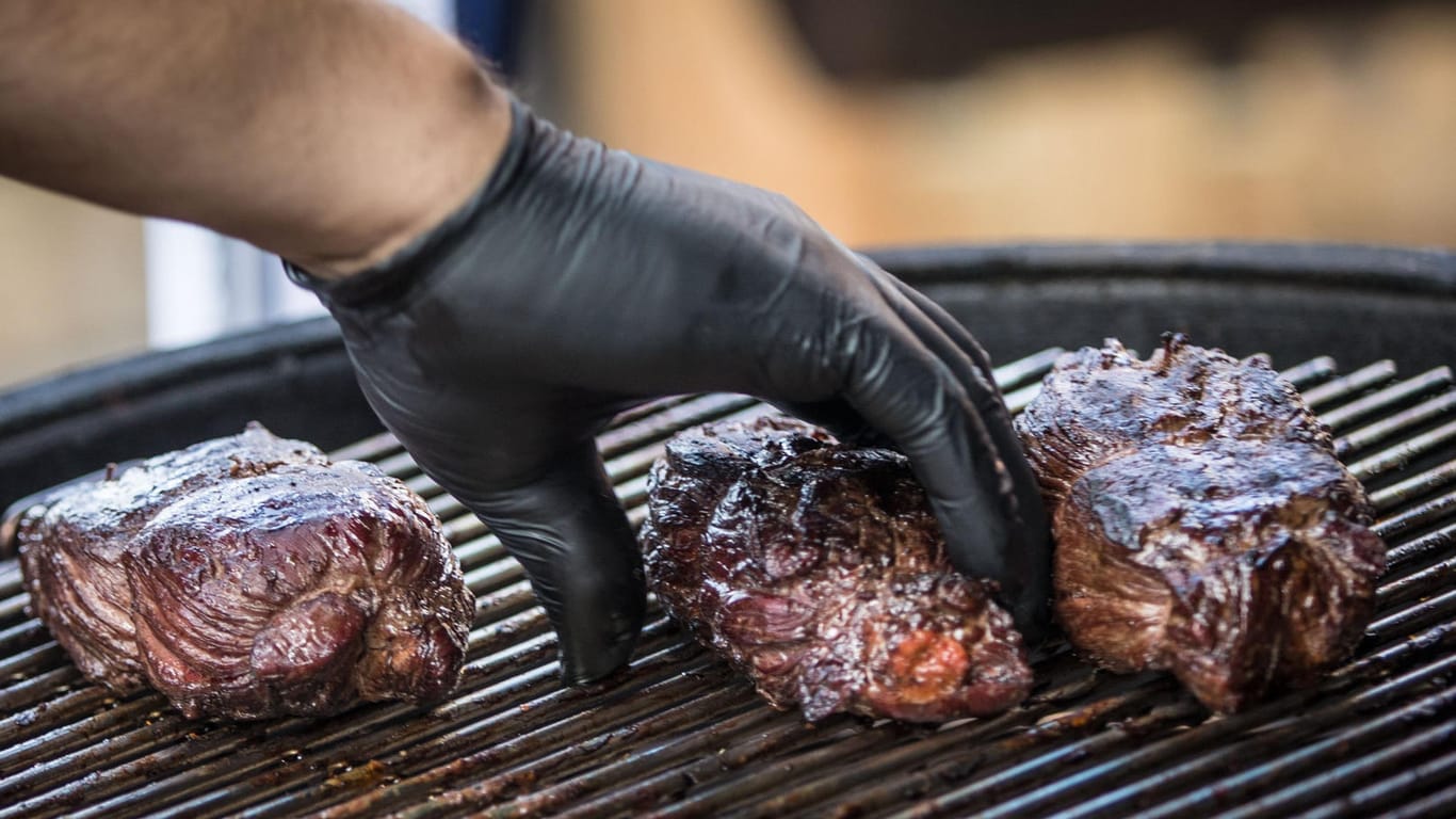 Steaks auf einem Holzkohlegrill: Um Rindfleisch gab es über Jahrzehnte Streit zwischen den USA und der EU.