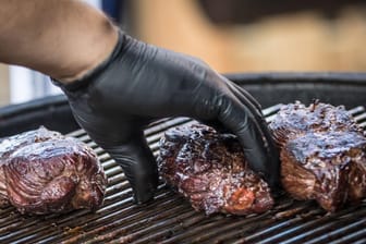 Steaks auf einem Holzkohlegrill: Um Rindfleisch gab es über Jahrzehnte Streit zwischen den USA und der EU.